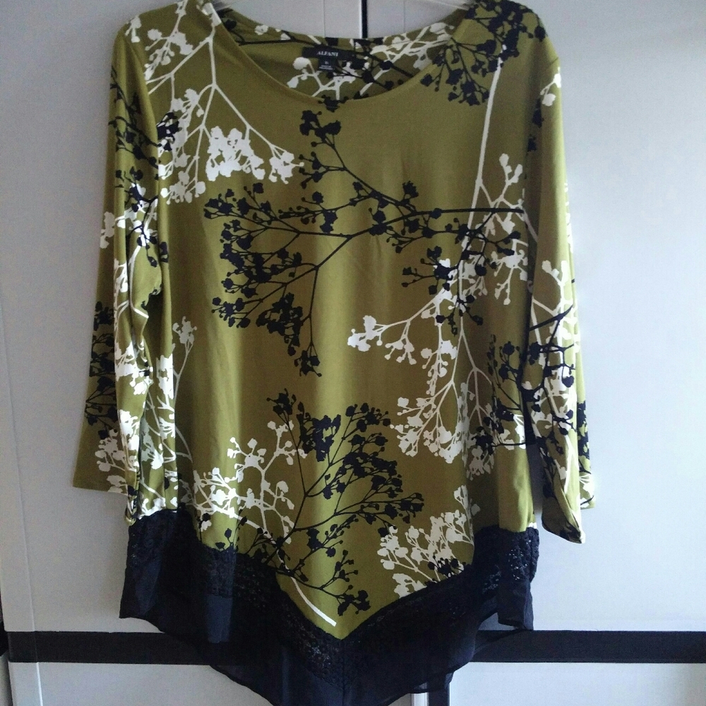 -NWT- Alfani Floral Pointed Crochet Hem Top XL - Picture 7 of 15